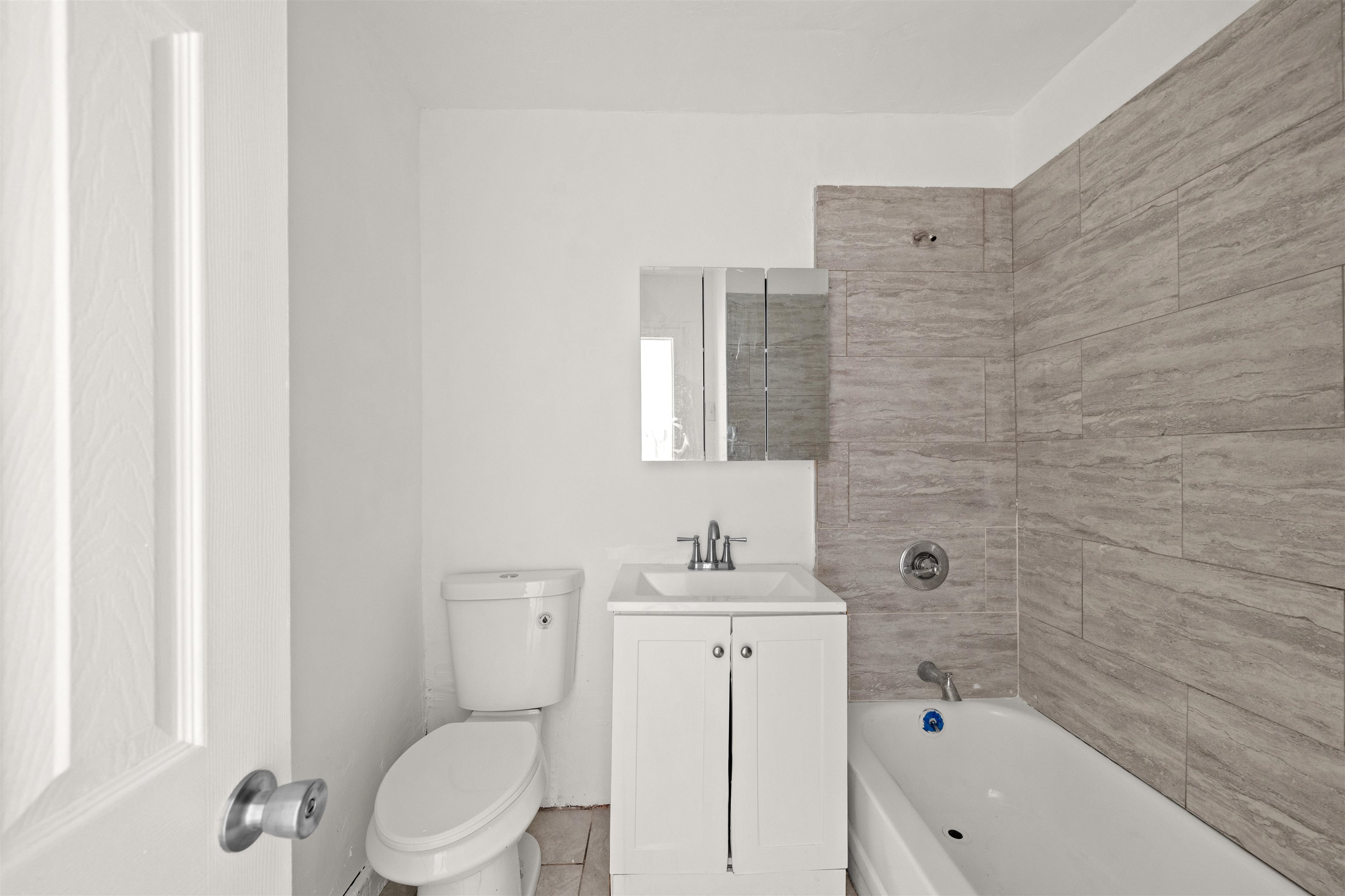 91 WOODLAWN Avenue, Jersey City, JC Greenville, NJ 07305 - Property photo 3 of 11