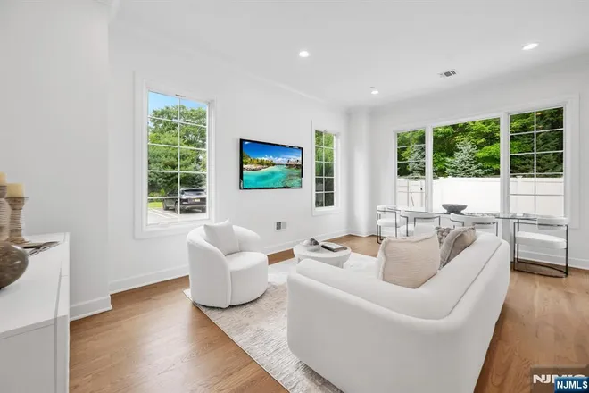 11 Gabriel #11, Paramus, NJ 07652