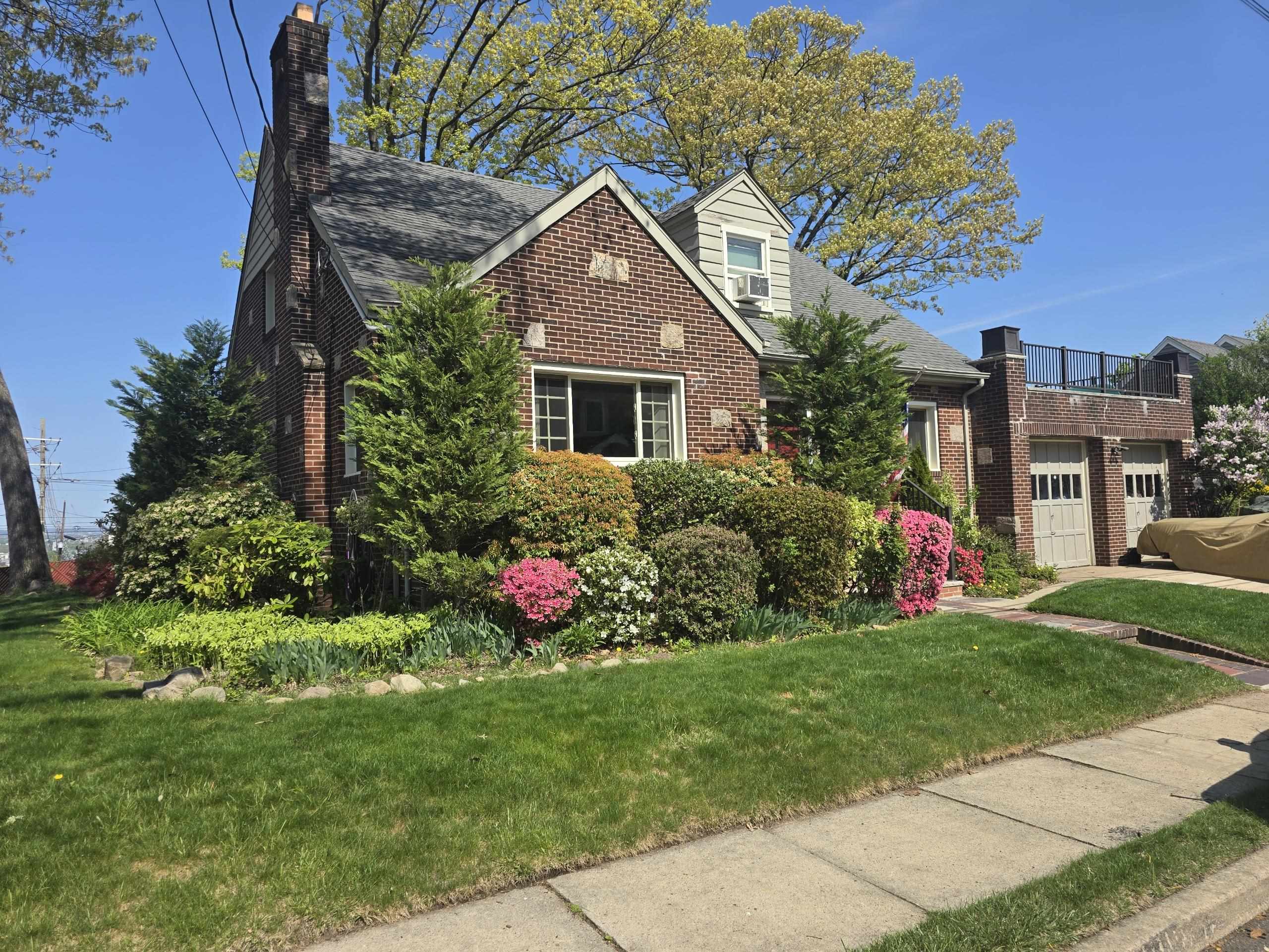 585 MONROE Place, Ridgefield Borough, Ridgefield, NJ 07657 - Property photo 3 of 8