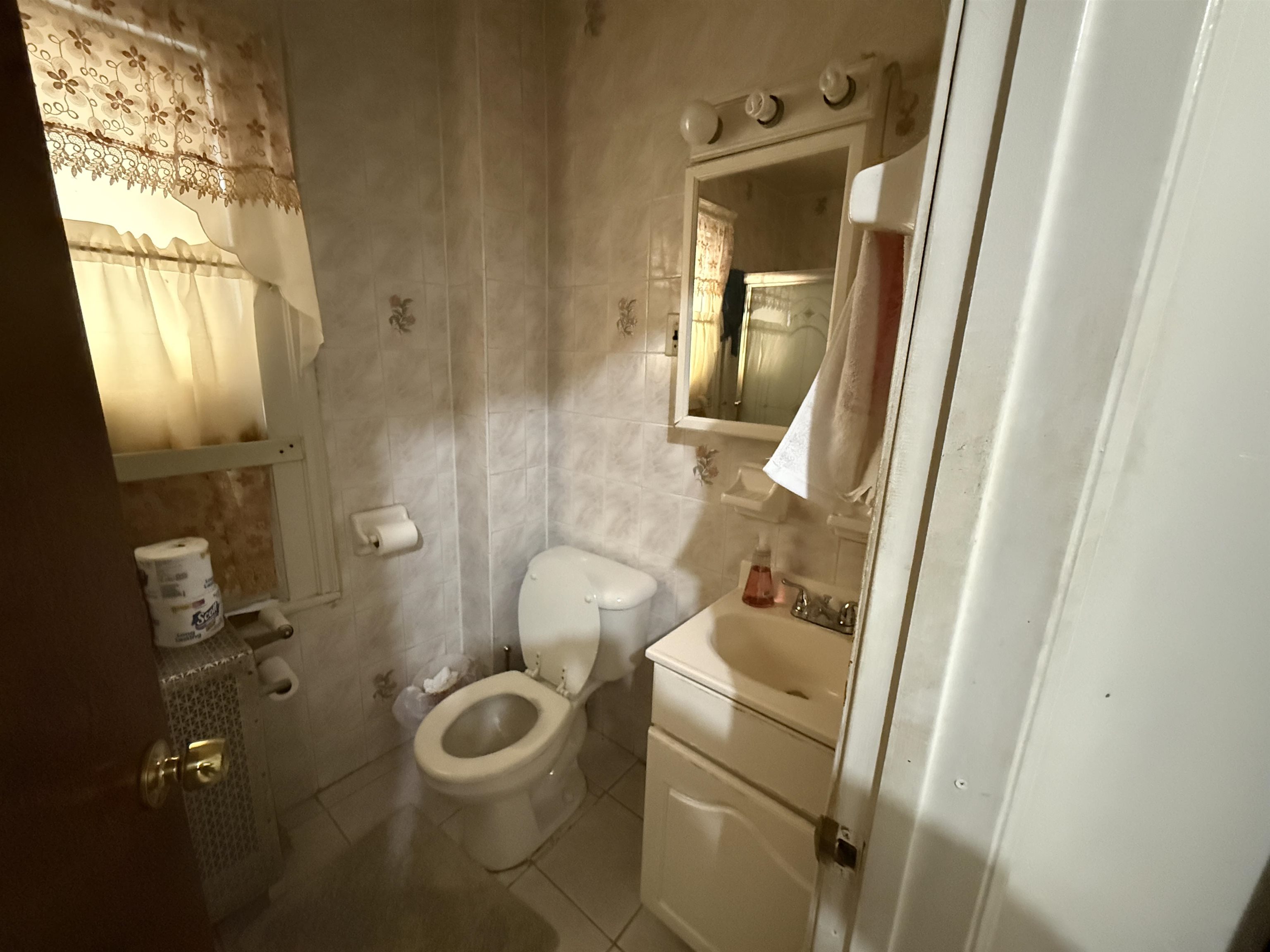 231 LINDEN Avenue, Jersey City, JC Greenville, NJ 07305 - Property photo 3 of 13