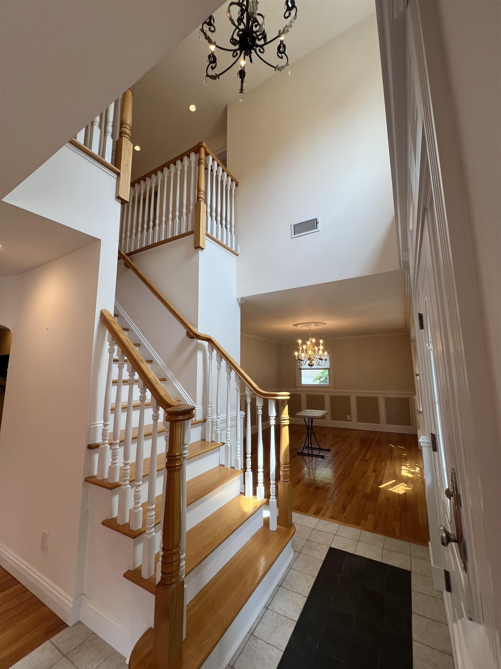 41 CIRCLE Drive, Paramus Borough, Paramus, NJ 07652 - Property photo 2 of 31