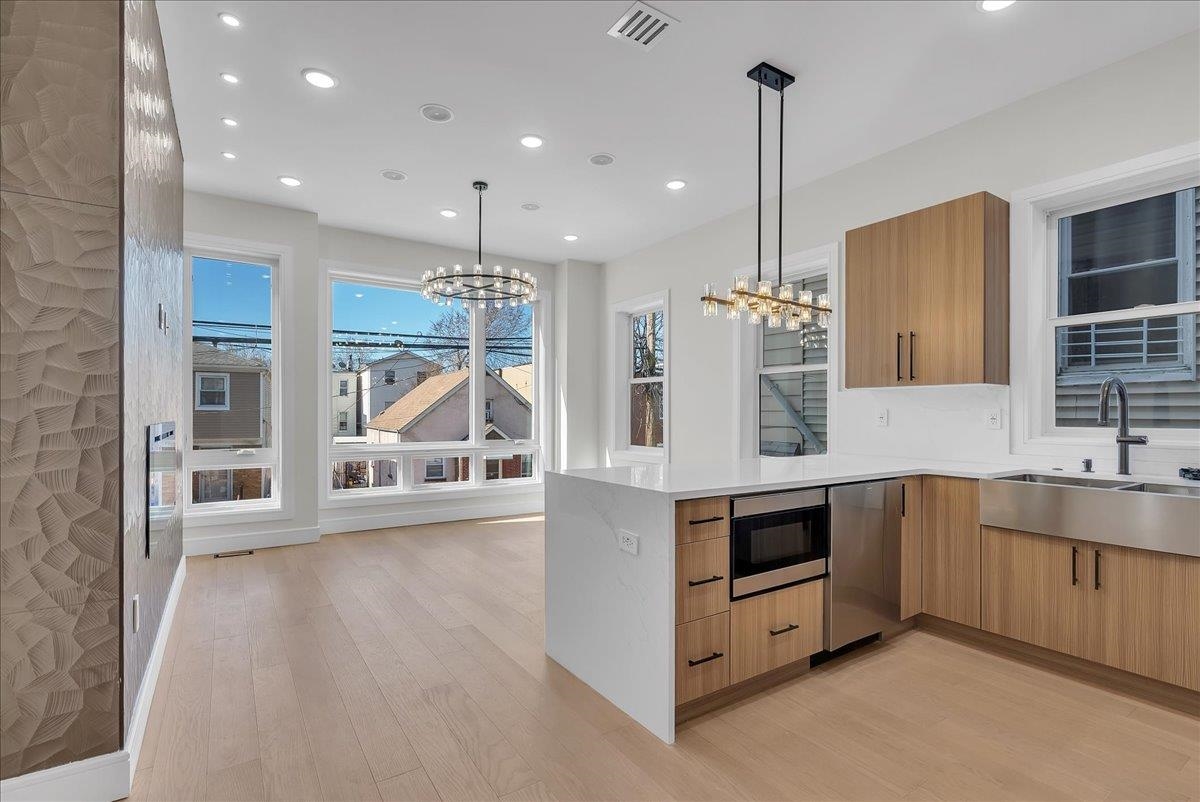 206 CLENDENNY Avenue, Jersey City, JC West Bergen, NJ 07304-1202 - Property photo 3 of 35