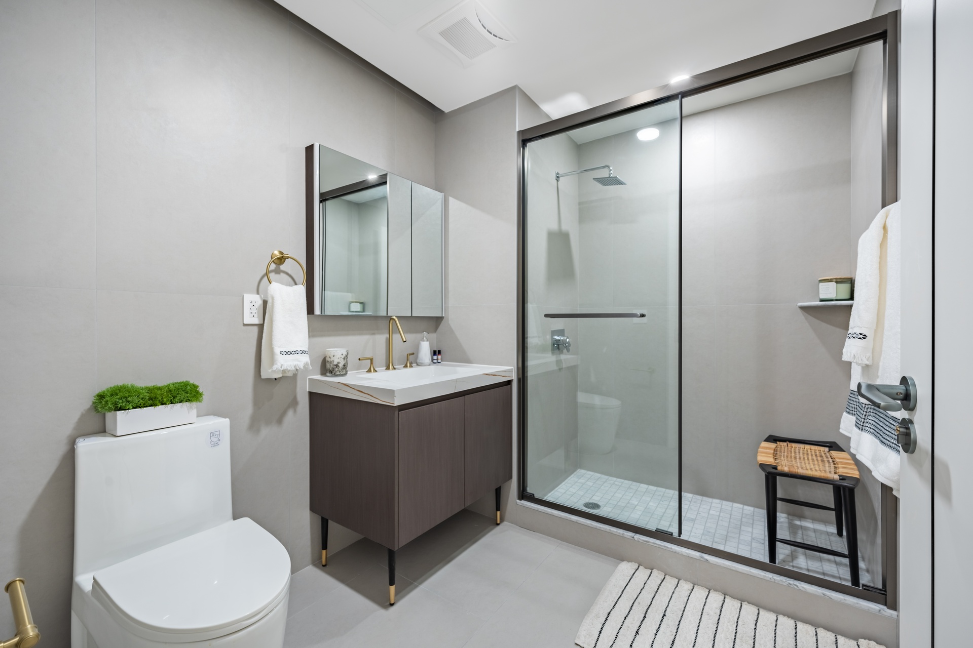 11-52 44th Drive #2-C, Long Island City, Queens, NY 11101 - Property photo 2 of 10