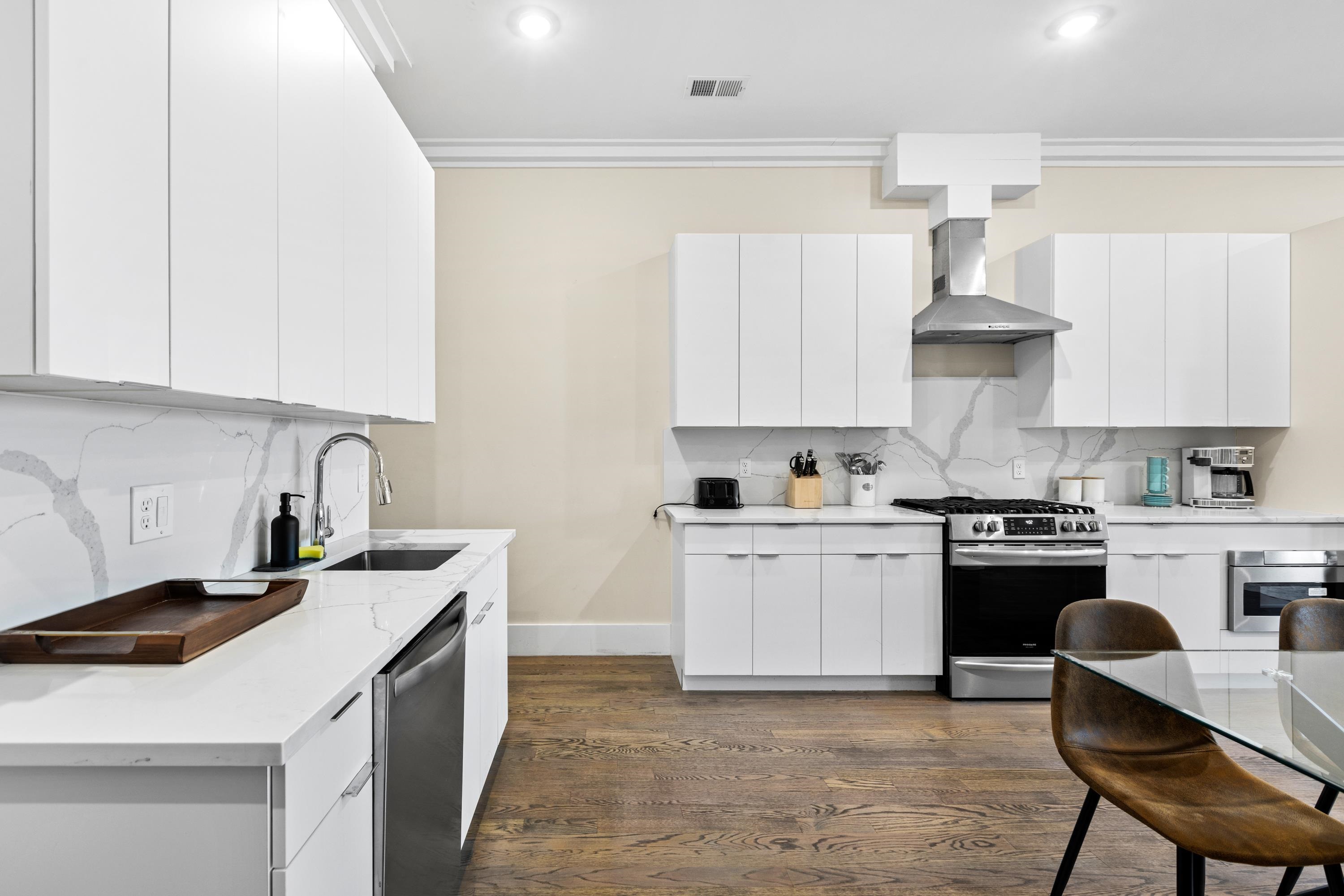 196 DELAWARE Avenue, Jersey City, JC Journal Square, NJ 07306 - Property photo 4 of 18