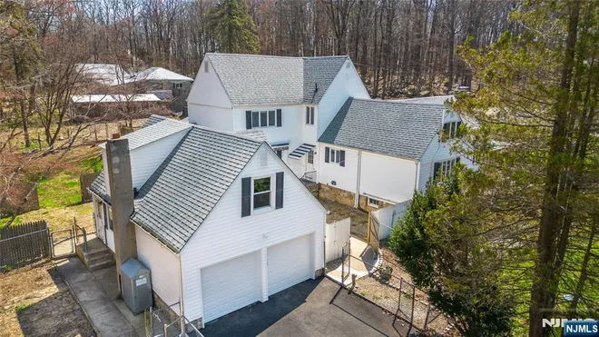 8 Stonehedge, Andover Boro, NJ 07821