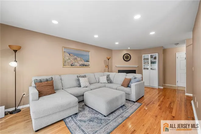 364 Bowler Court, Maple Grv/Piscataway, NJ 08854