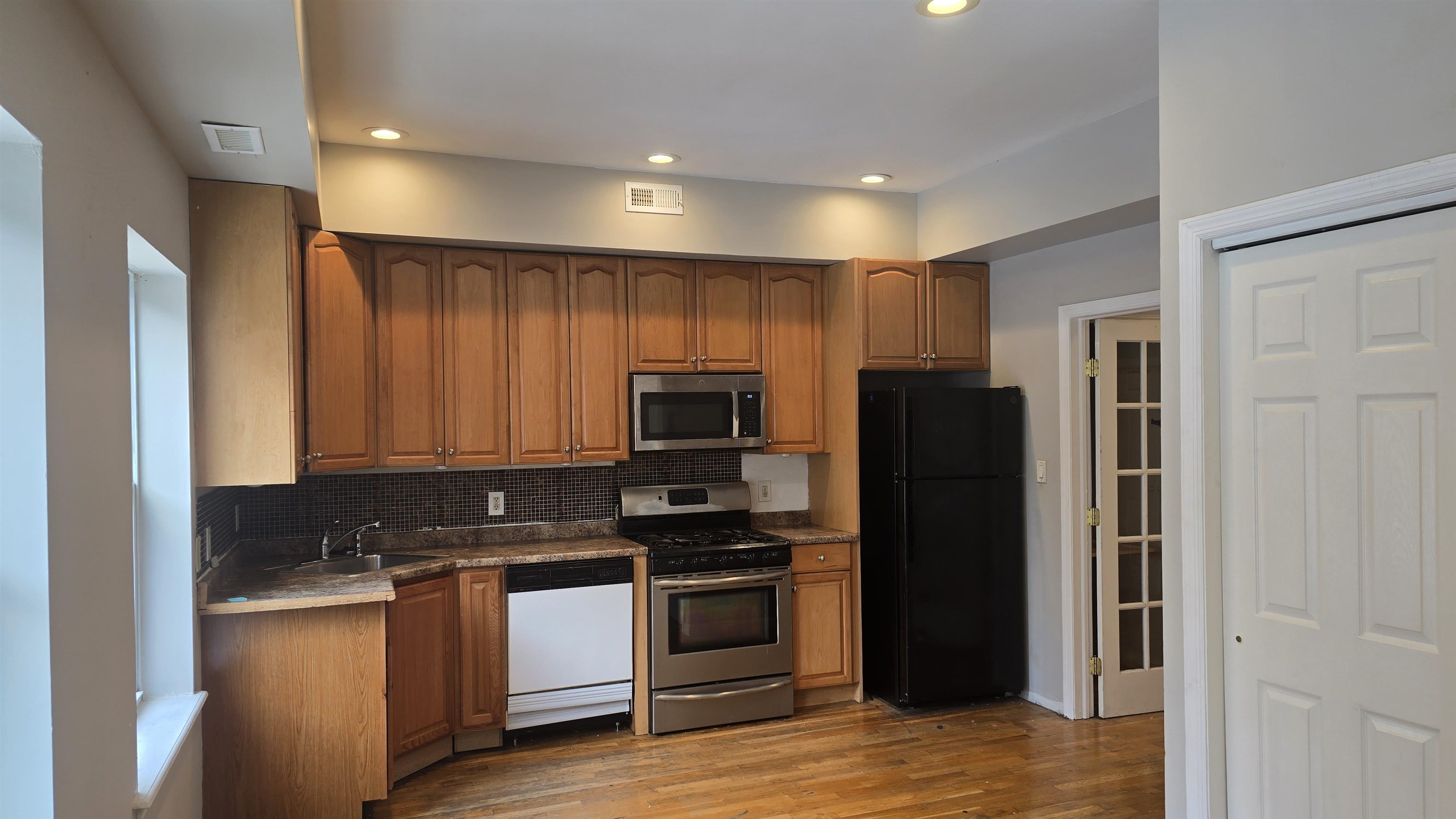 673 BERGEN Avenue #2D, Jersey City, JC Bergen Lafayette, NJ 07304 - Property photo 2 of 15