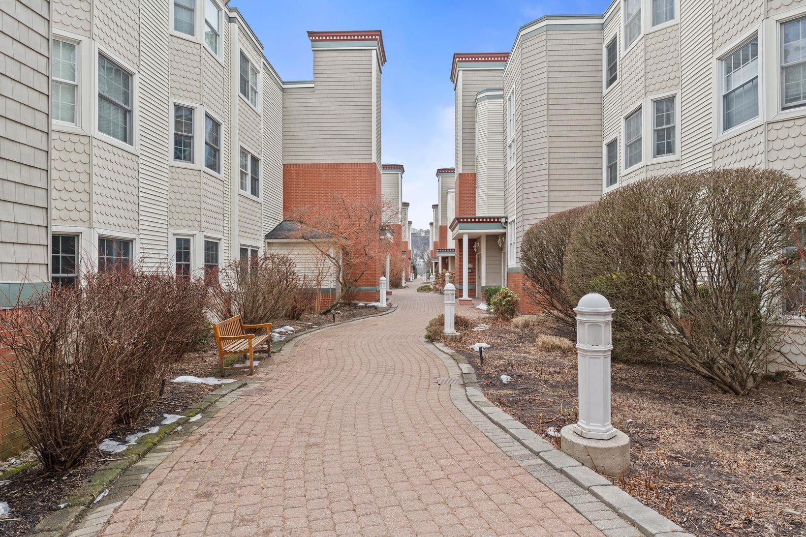 344 THE PROMENADE, Edgewater Borough, Edgewater, NJ 07020 - Property photo 5 of 43