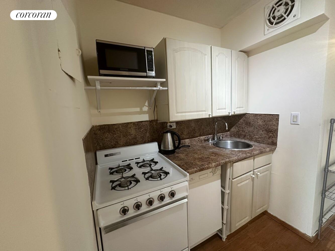 150-38 UNION Turnpike #1N, Kew Gardens Hills, Queens, NY 11367 - Property photo 4 of 19