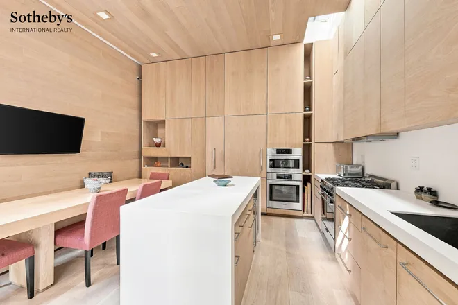 131 East 39th Street, New York, NY 10016