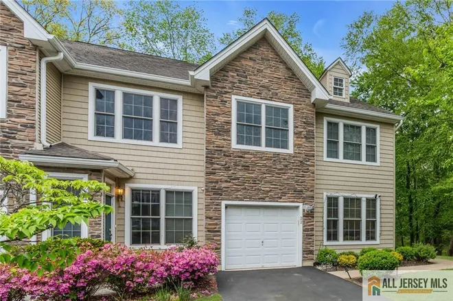 22 Amber Drive, Villages/Heritage Woods, NJ 08857