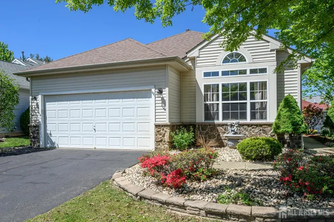 70 Vineyard Court, Cranbury Crossing, NJ 08831