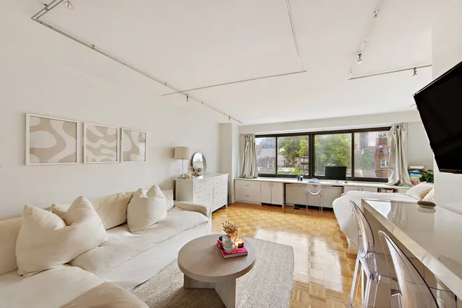 201 West 21st Street #6H, New York, NY 10011