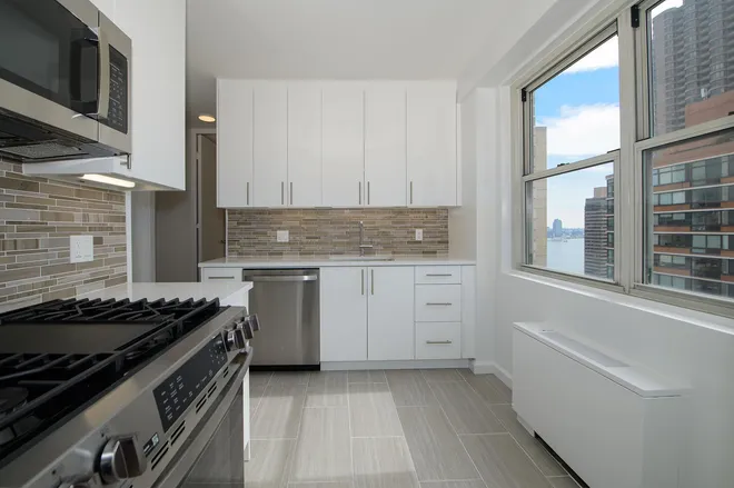300 East 40th Street #26-R, New York, NY 10016
