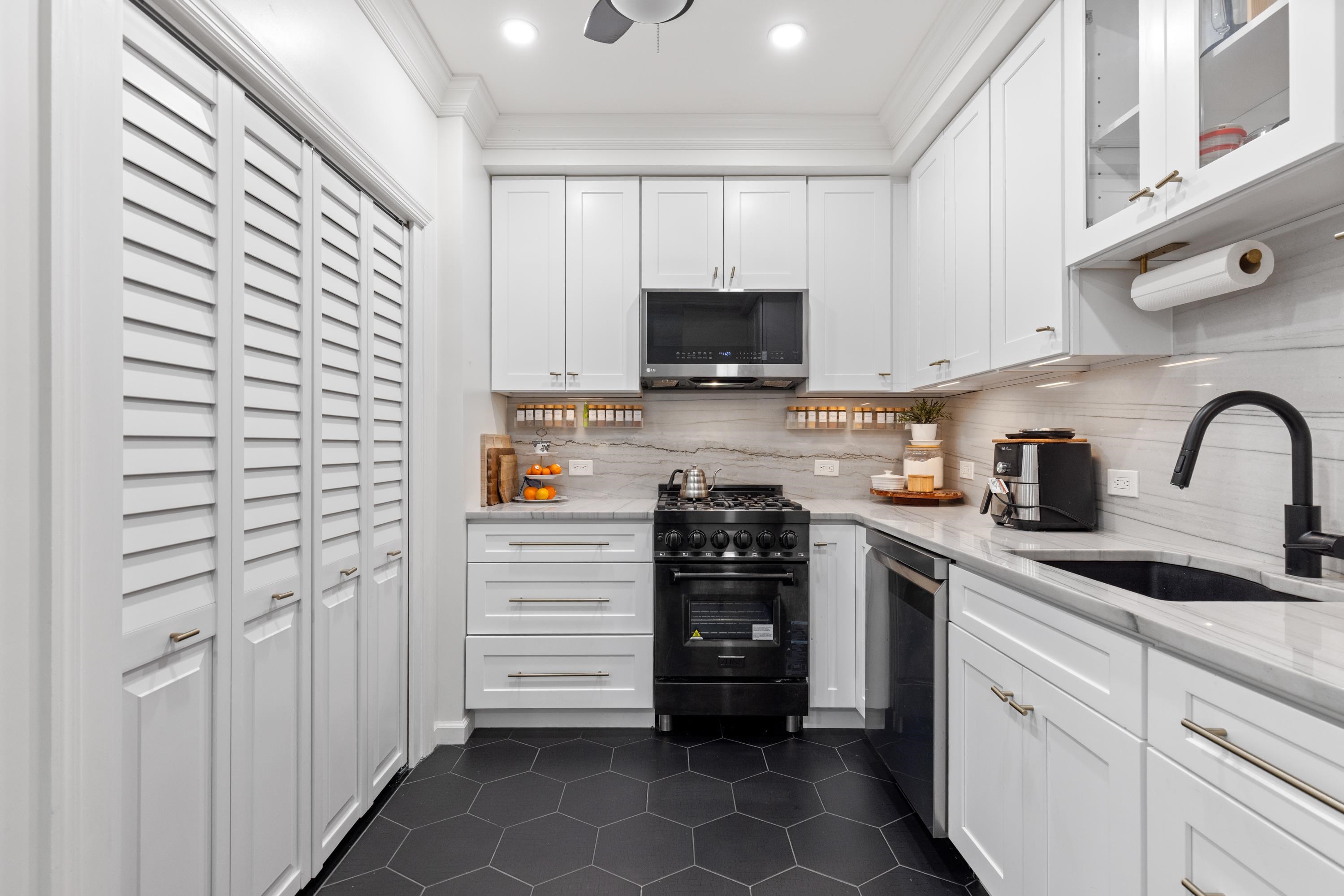 91 COLES Street, Jersey City, JC Downtown, NJ 07302 - Property photo 2 of 23