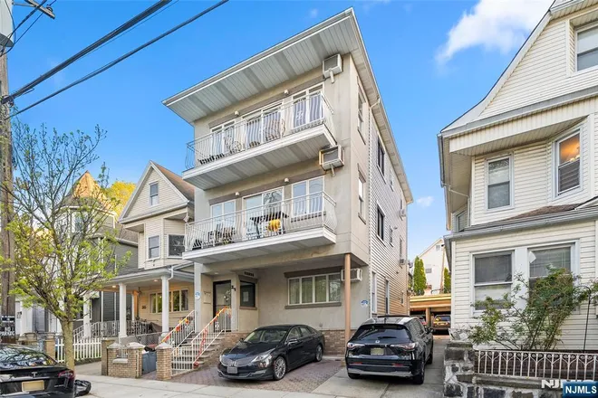 37 47th, Weehawken, NJ 07086