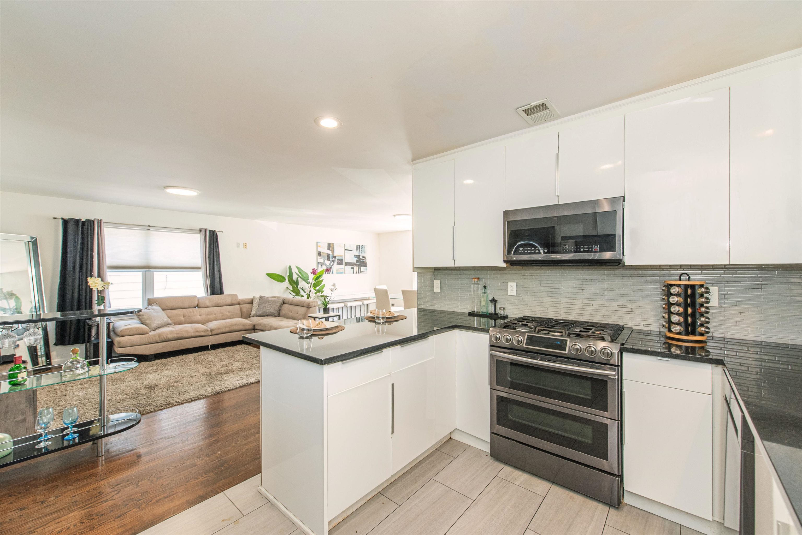 543-545 LIVINGSTON Street, Elizabeth City, ELIZABETH, NJ 07206-1323 - Property photo 4 of 49