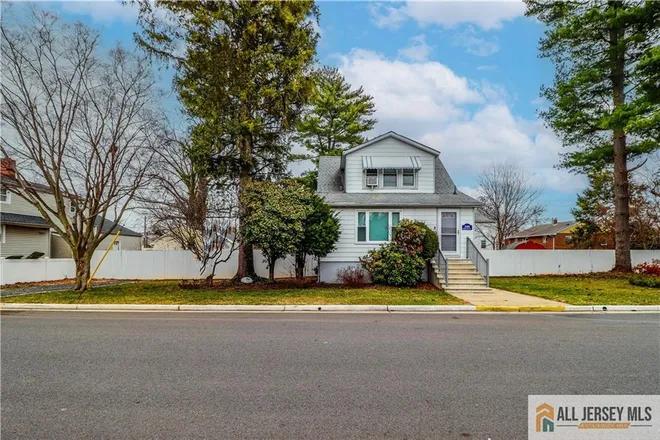 15 Riverview Avenue, Woodbridge Avenue, NJ 08817